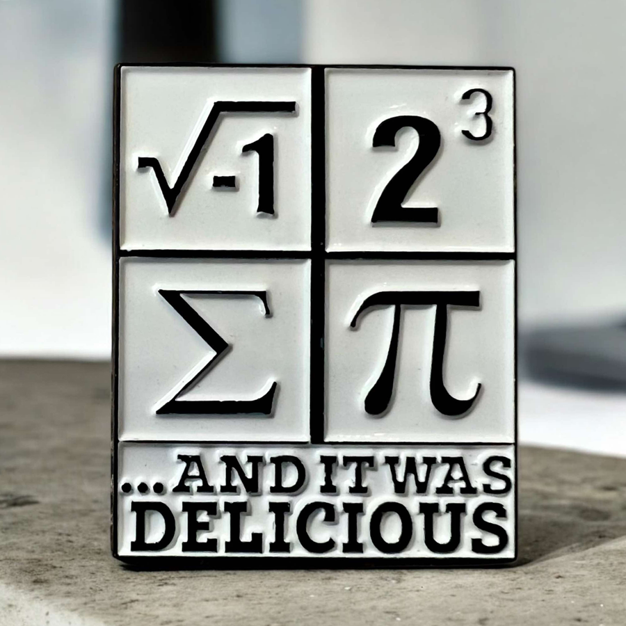 Przypinka matematyczna z symbolami &#8730;-1, 2&#179;, &#931;, &#960;